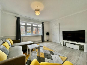 Stylish 3 Bed Chigwell Home with Free Parking